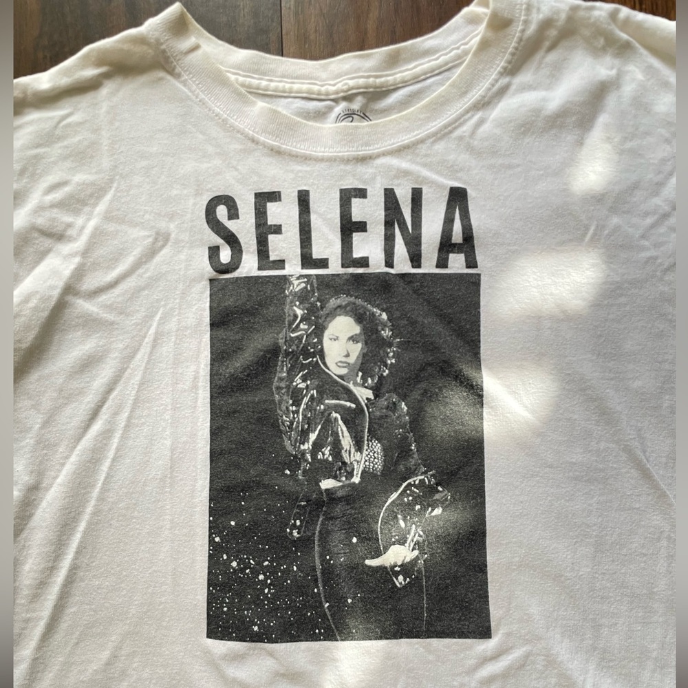 Official Selena Quintanilla Cropped Long Sleeve Graphic Tee - Picture 3 of 7